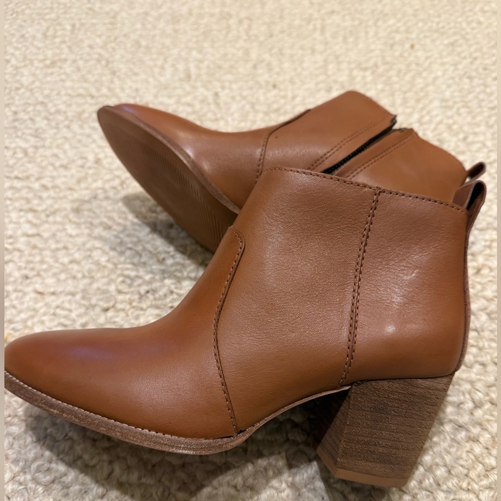 Madewell camel leather ankle boot.